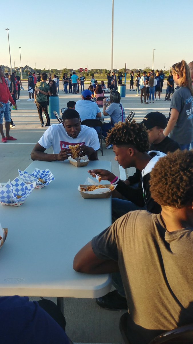 Inspiire3's tweet photo. SCHS Feeding Frenzy...
FinsUpCreek
#schsspiritweek17 https://t.co/7Sx7cXlMId