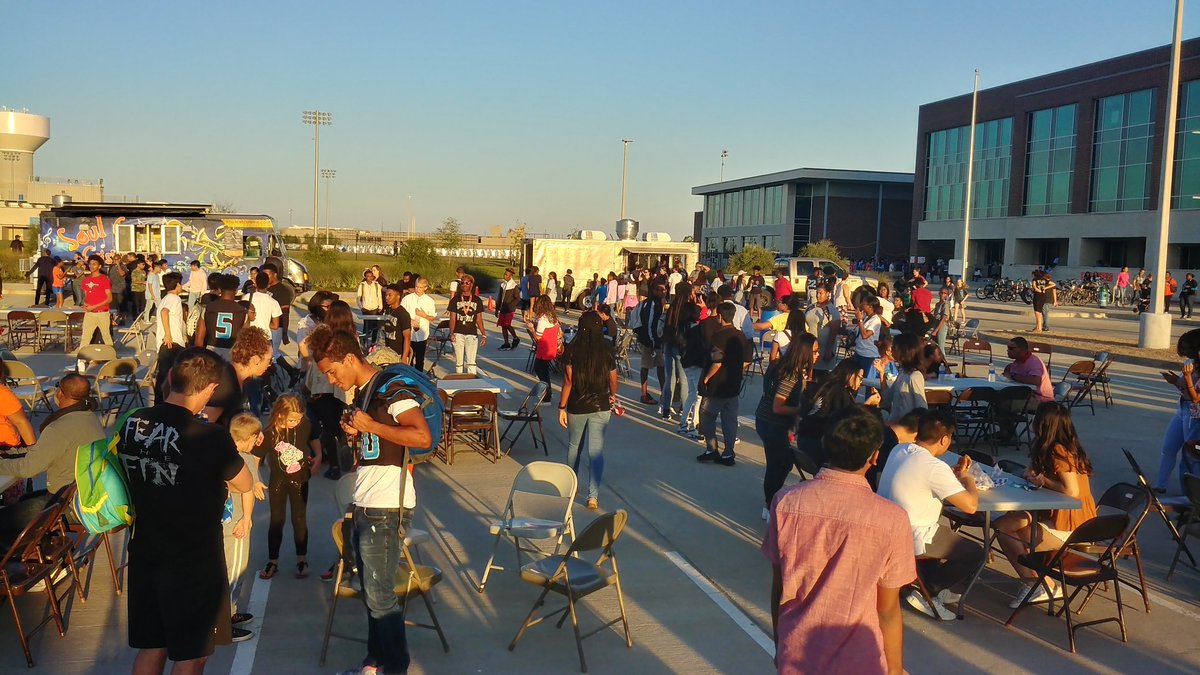 Inspiire3's tweet photo. SCHS Feeding Frenzy...
FinsUpCreek
#schsspiritweek17 https://t.co/bDZO3UMQaD