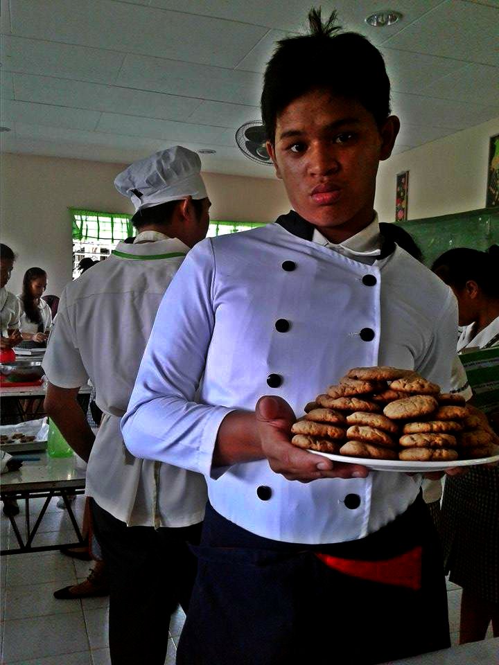 MerisiAlexandra's tweet photo. Bon Appétit! making Chocolate Chip Cookies🍪 in school, just a performance/activity in Bread and Pastry Production. 👩‍🔧🌻
#cookies 
#tasty https://t.co/2yPXvAhoJs