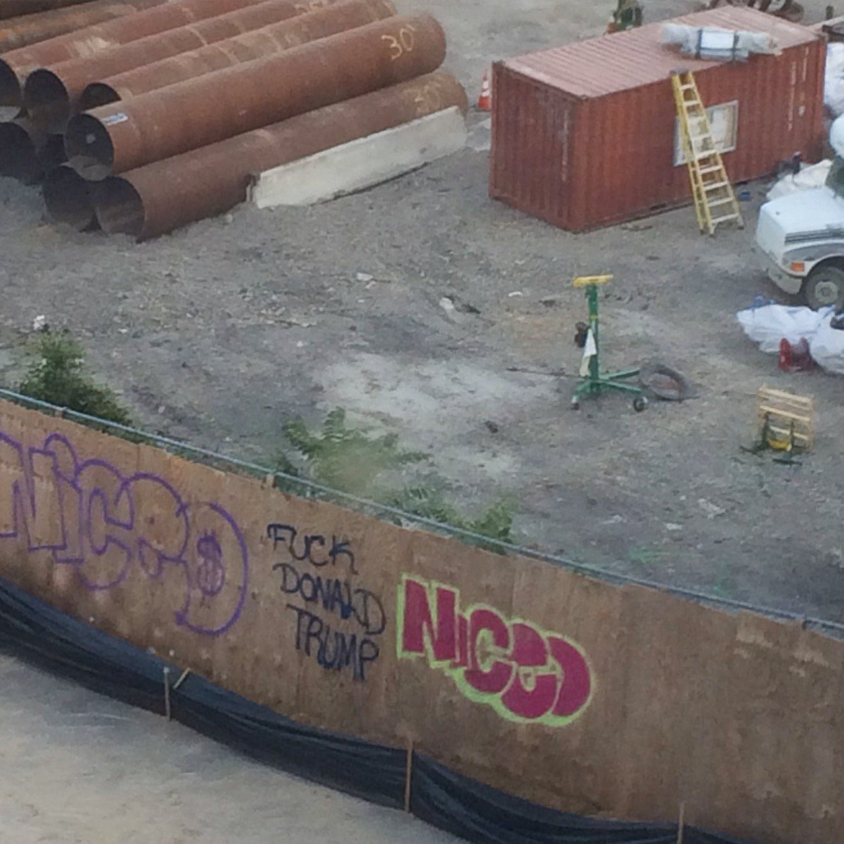 SaraJoRomero's tweet photo. Fuck DT. Seen from my train ride home. #niceo #nycgraffiti https://t.co/4lsOOO19Qv