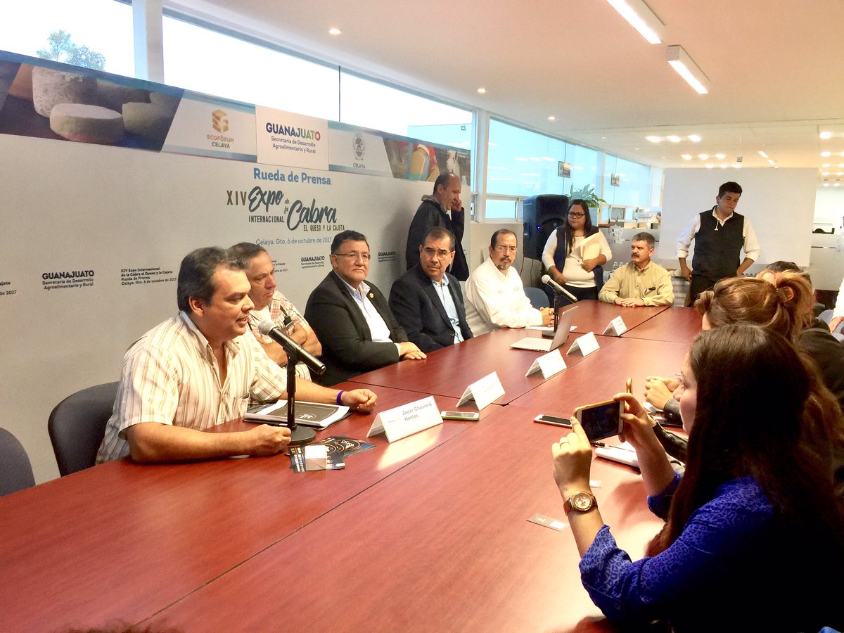 SAGARPAGTO1's tweet photo. Rueda de prensa de la expo de la #Cabra el queso y la #Cajeta #GobiernoFederal participa con una inversión del más del 50% para este evento https://t.co/VjGDFfgh8o