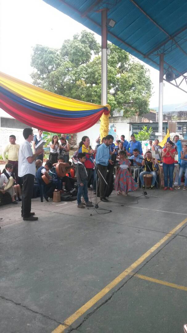charlychaves's tweet photo. #EnTachiraNosUneLaPaz #HOY Celebrando los 18 años de las Escuelas Bolivarianas! https://t.co/pqZHwToGhL