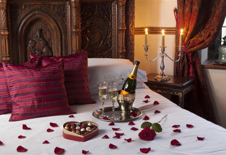 Since Evie and Ronald are babysitting, cooks dinner and dessert for <a href="/JustLynnTaylor/">Carolyn Taylor</a>.