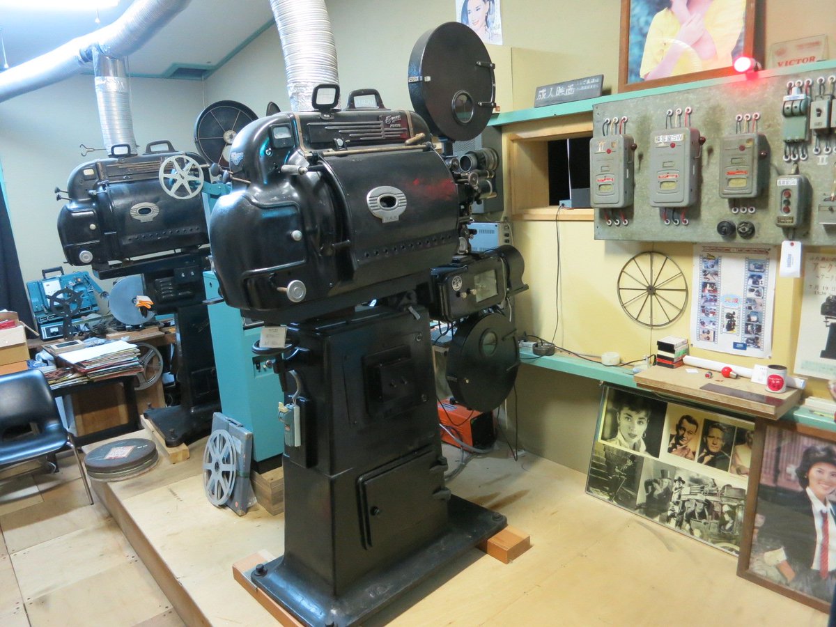 永吉洋介 映写機マニア 口和郷土資料館 広島県庄原市 のカーボン映写機 戦前のモデルであるニッセイl型とローヤルl型 ミシン部 かつて地元の映画館で活躍した映写機をsonyの技術者だった館長が自らレストアしたもの