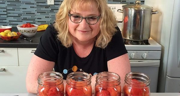 Tomorrow at the CUESA Classroom food preservationist &amp; author Karen Solomon demos fresh apple chutney: buff.ly/2y03fhB <a href="/bolognarose/">Karen Solomon</a>