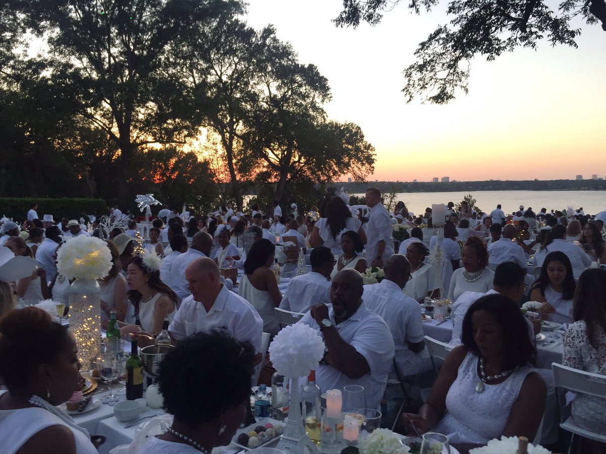 DinerEnBlancDAL's tweet photo. Thank you to the 2,500 guests who dined under the stars with us at the @dallasarboretum this evening! 🥂 #debdal17 https://t.co/YzwVCEscXU