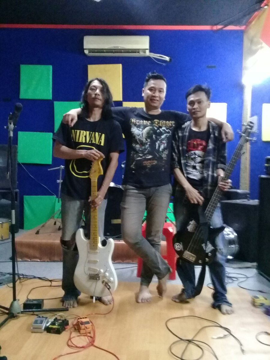 Band abal2 ini akan main di Grungefest 2017 atau Wajik Underground tanggal 08/10/2017.
Sekian dan terima kasih