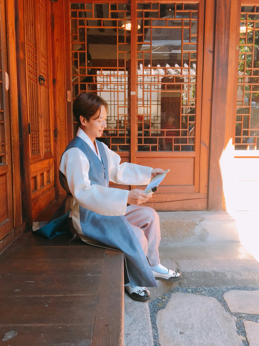 TOPmedia_Kr's tweet photo. [#앤디 #틴탑] 지.켜.보.고.있.다 #두둥 촬영이 끝나고도 자리를 안 뜨고 형아 구경 중인 #창조 #동네_꼬마_아님

#SHINHWA #TEENTOP #ANDY #CHANGJO #티오피브라더스 #Holiday https://t.co/ZwkgBkMZnE