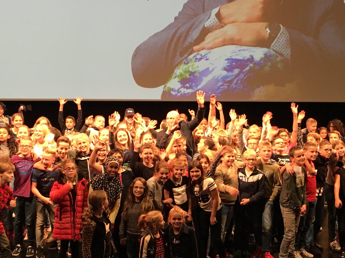 JufLian's tweet photo. Groep 8 @Jozefrijen naar een lezing van André Kuipers aangeboden door @gilzerijen #samenbewust https://t.co/QL4w8zUUaF