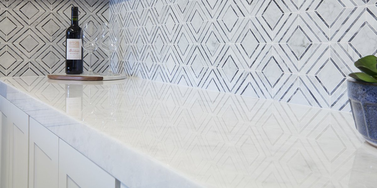 ArizonaTile's tweet photo. Are you loving this backsplash as much as we are? https://t.co/JTNcPGf77a #marble #marblemesh #design #interiordesign https://t.co/GIqXjiHSSh