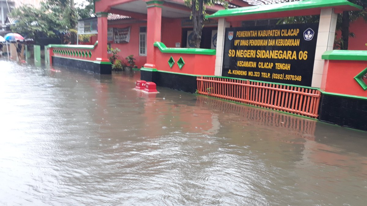 nover252's tweet photo. @Obyektifku situasi hingga pagi ini,  aktifitas sekolah diliburkan https://t.co/Mm9g58emgq