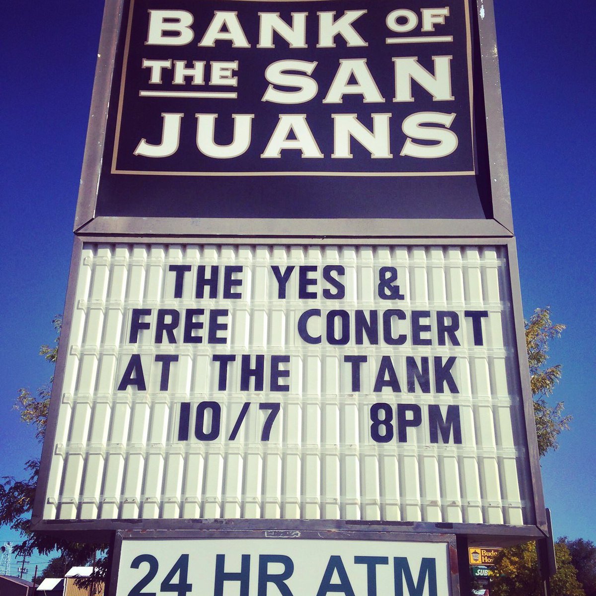 It makes us so happy to see this wonderful sign! Free show tomorrow at <a href="/tanksounds/">The TANK</a>! Hope to see you there! :)
#viola #modsynth #blinkylights