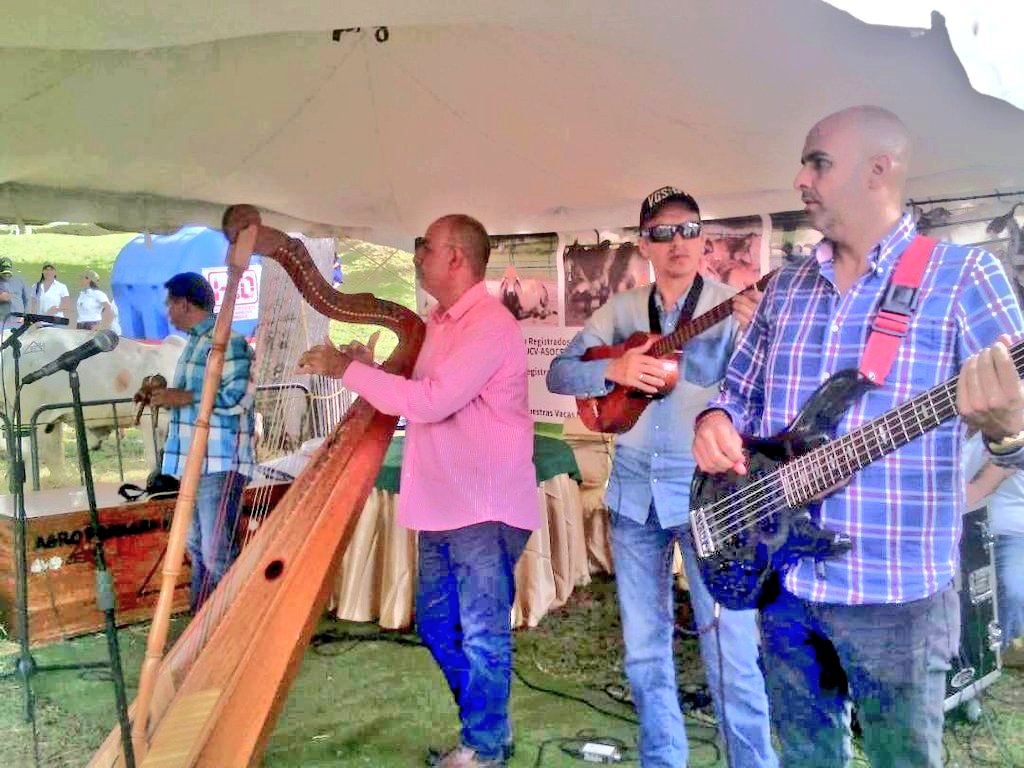 DCETachira's tweet photo. Hoy #6Oct inició 4.° Festival Ovino Caprino del Táchira en #Floryana. Allí estuvimos con ntro #ConjuntoCriollo  #VielmaGarantizaPaz https://t.co/v3OBB04UqO