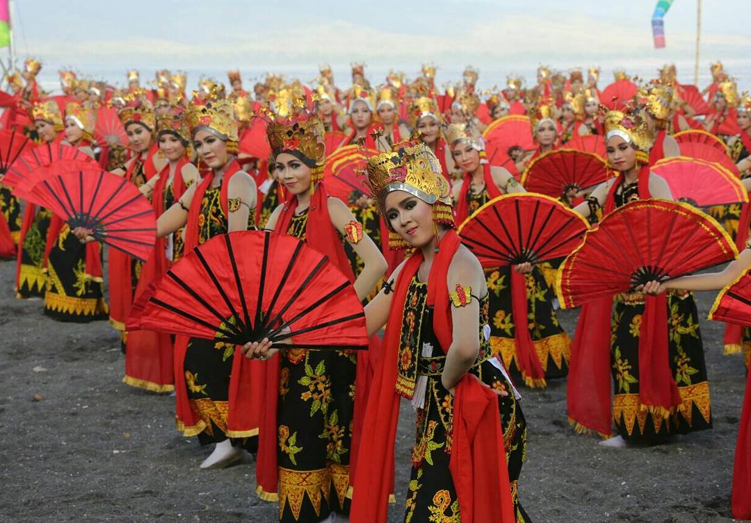 ekonomi_bwi's tweet photo. Tonton serunya Festival Gandrung Sewu, Besok 8 Oktober 2017 !

#PesonaGandrungSewu 
#majesticbanyuwangi
#pesonaindonesia
#wonderfulindonesia https://t.co/DcGhrW45Hu