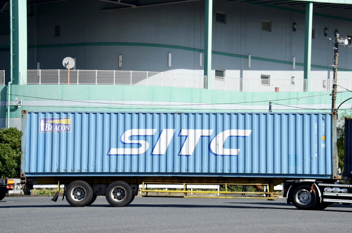 kncl_0915's tweet photo. 海豊国際航運(SITC)のコンテナたち
こちらは、BEACON INTERMODAL LEASING 保有のリースコンテナ。自社保有コンテナと同一の色で、側面にBEACONのロゴがない個体は所有者コードや妻面扉を見ないと判別できない。
SITCロゴの中では見かける機会は多い。 https://t.co/QHit90mzlV