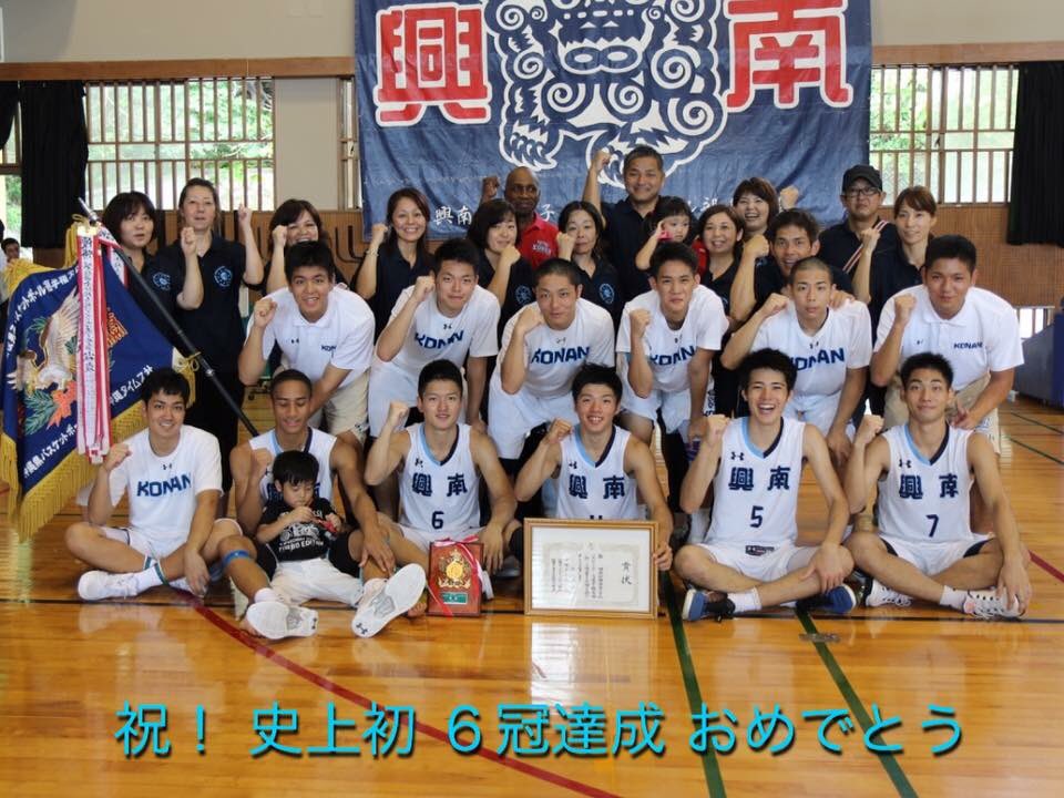 tom5bsk's tweet photo. 先日行われた選手権大会！
興南高校は逆転優勝を果たしました✨
そこで！
東京で開催されるウィンターカップ
記念Tシャツを販売します。
購入をご希望の方は
現役の興南バスケ部や興南関係者に
お申し付けください🙇
もちろん私も受け付けますので
DMでご連絡ください！
#リツイート https://t.co/9scwCQAe2q