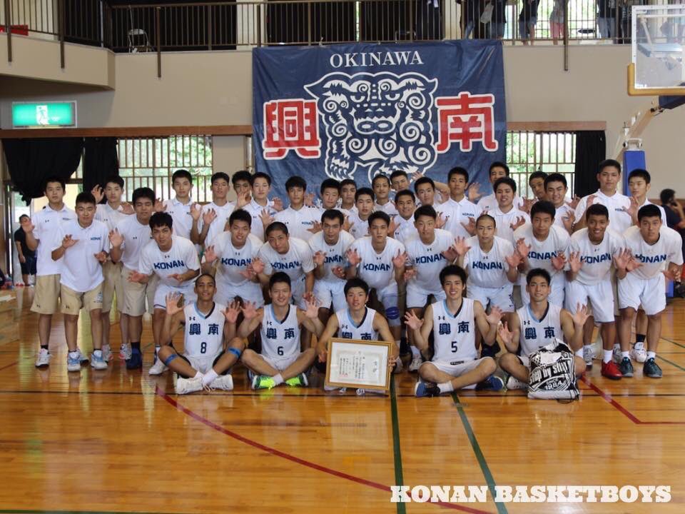 tom5bsk's tweet photo. 先日行われた選手権大会！
興南高校は逆転優勝を果たしました✨
そこで！
東京で開催されるウィンターカップ
記念Tシャツを販売します。
購入をご希望の方は
現役の興南バスケ部や興南関係者に
お申し付けください🙇
もちろん私も受け付けますので
DMでご連絡ください！
#リツイート https://t.co/9scwCQAe2q