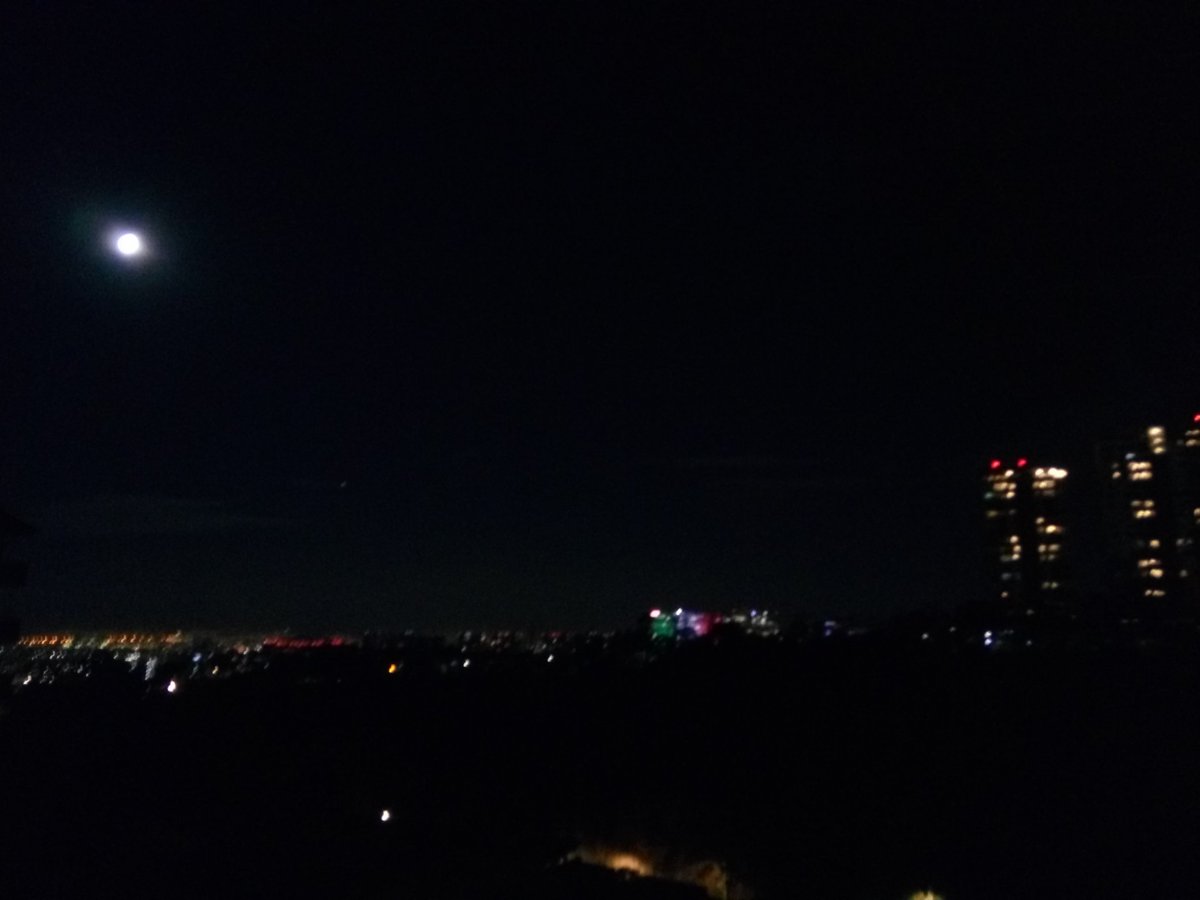 yeyep64's tweet photo. #laslunasdeoctubre sobre CDMX por algo son inspiración @germanrenko https://t.co/JLEh3rsAab