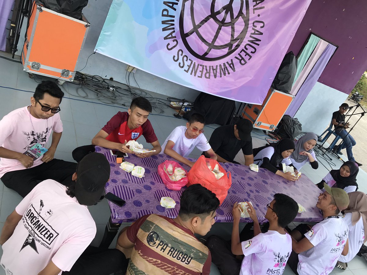 KolejTunFatimah's tweet photo. Sape makan paling banyak ni 🤔😏😏 #OLF2017 https://t.co/U59ey01Agm