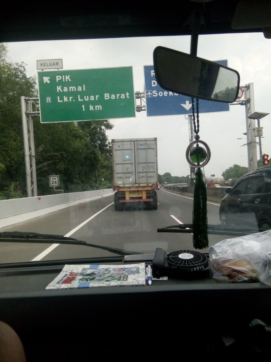 10.25: RT <a href="/aminarmada779/">Amin</a>: Lalin di tol Sedyatmo arah Bandara Soetta ramai lancar. #ElshintaNewsAndTalk