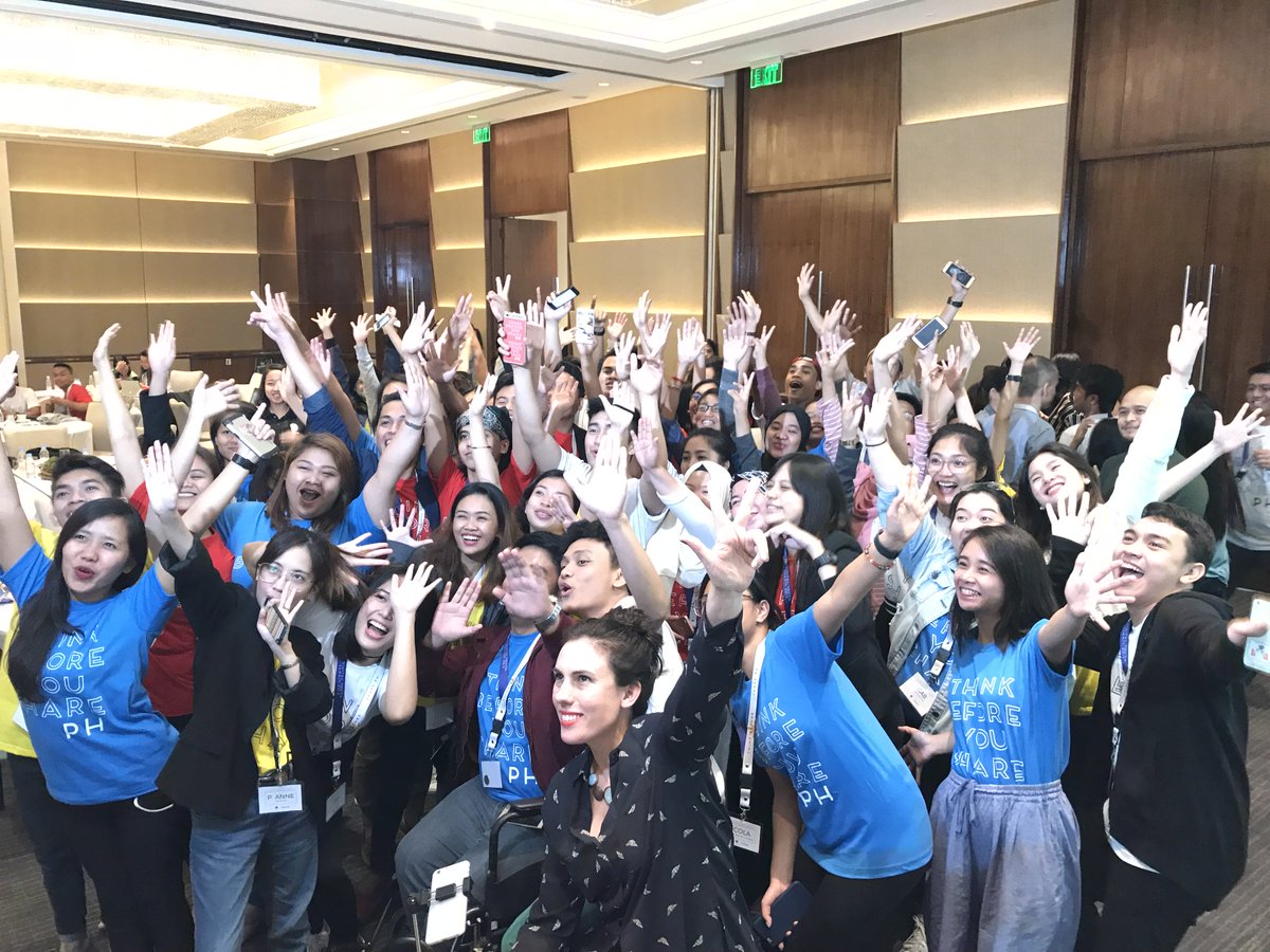 DPauromINQ's tweet photo. @TIP1962official @MCLkamalayan @jurongkiko @RootsKatipunan @WasteWatchPh @lynnpinugu @facebook @Manoamigaph .@facebook's Claire Deevy takes a selfie with the participants of the #ThinkBeforeYouSharePH Digital Youth Summit #TBYSPH https://t.co/ldq90JlVwH