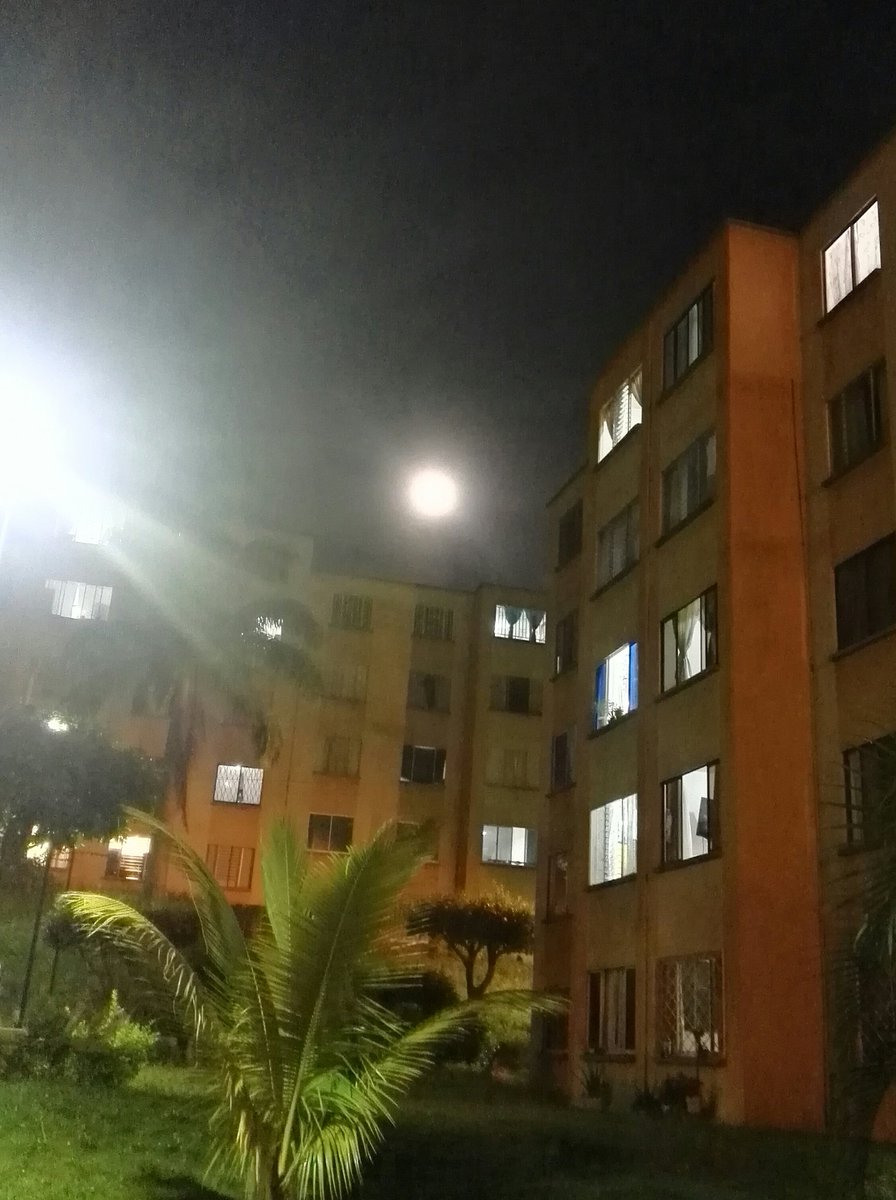 Adrianisvm's tweet photo. Y así está la luna, como un farolito en el cielo https://t.co/0qT281WAs8