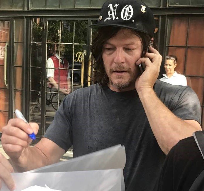 JillHarris69's tweet image. Norman talking on phone and signing autographs in #NYC
#BusyMan 🐝🐝🐝#NormanReedus
Snicha