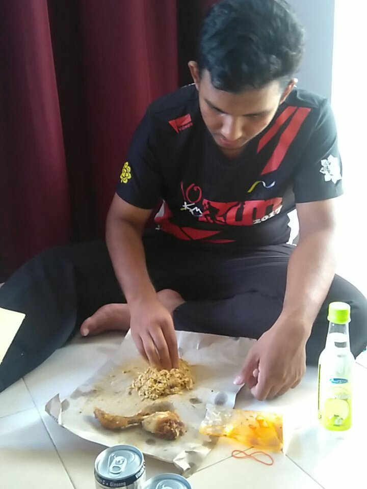 AfiqCheHasim's tweet photo. Dapat nasi kukus dapur mama semua. Berselera la memberr. Mekasih #iiumkrun https://t.co/CYW8jFH09g