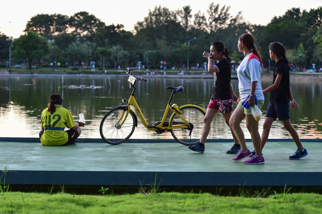XHNews's tweet photo. Locals, tourists in Thailand's #Phuket enjoy brand-new bike sharing experience offered by Chinese company ofo https://t.co/s92tDYCpa4 https://t.co/rbWDtN8yDW