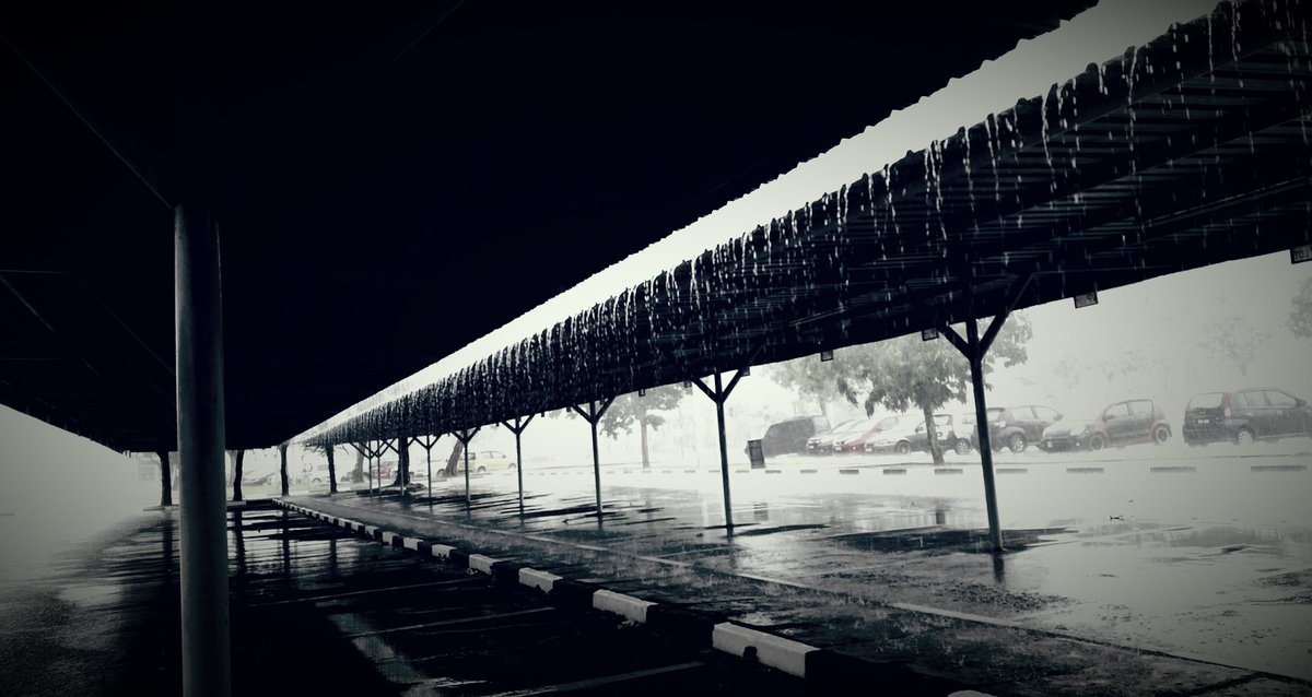 chikpuanchacha's tweet photo. Is it #raining where you are? Waiting for the rain to stop at #Astro #BukitJalil. The hubs had a recording here earlier. #driverduty https://t.co/HT2hSj3lAJ