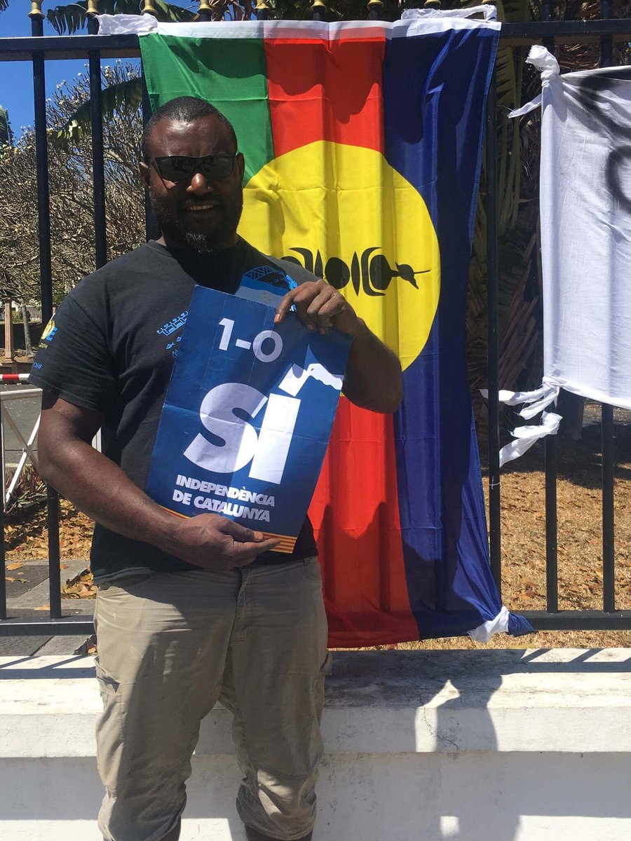 AJKM2018's tweet photo. Devant le haut commissariat de la République à Noumea. Soutien au Peuple Catalan ✊🏽🇳🇨 #KanakypourCatalunya https://t.co/9RuMOAULkx