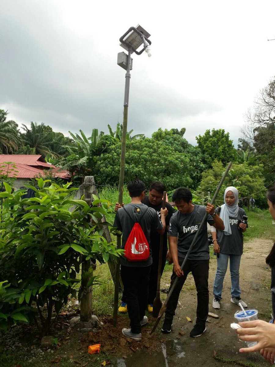 hopeutp's tweet photo. [ Hope UTP Live Update ]

Installing solar lamps around Kampung Bota.

#HopeUTP #CommunityProject https://t.co/YvqHeSug5n