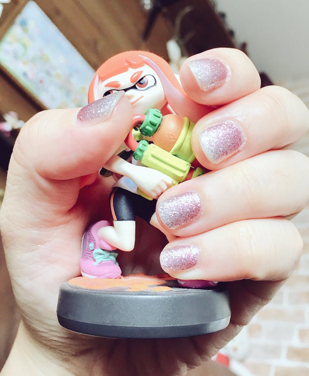 明日結婚式なもんで自分でネイル 普段爪とか気を使わないから精一杯伸ばした長さ プクティ 育児漫画 3y 8mboysのイラスト