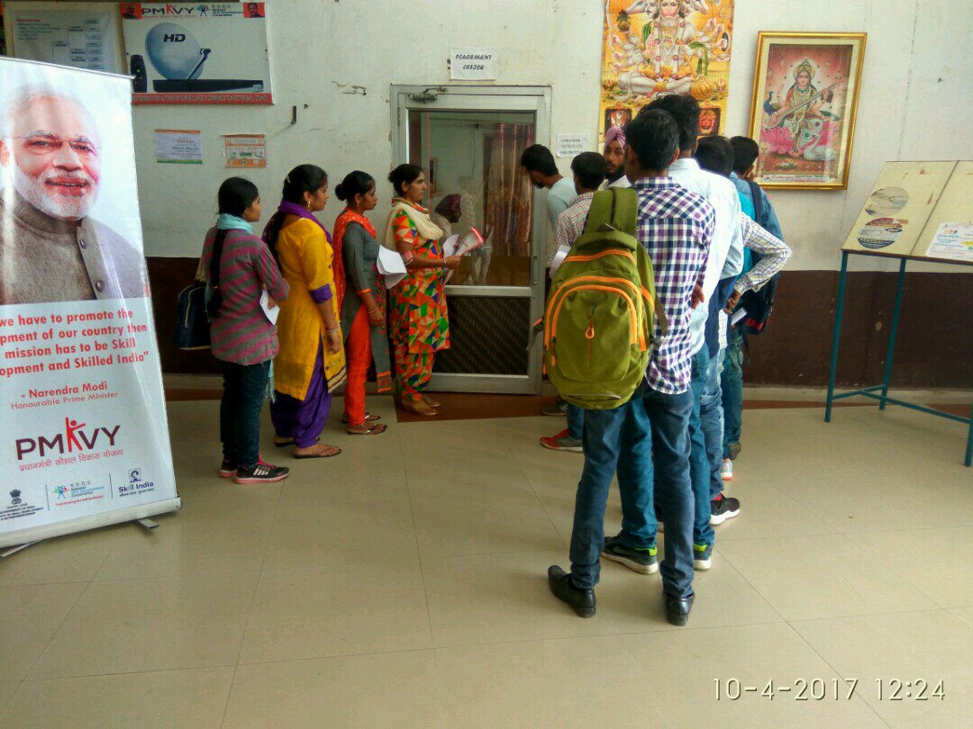 krnkk70's tweet photo. 2nd Rojgar Mela organized  @PMKVY2 on 4 oct. 2017 &amp; more students participated in this event.  @MSDESkillIndia @NSDCINDIA @RajivPratapRudy https://t.co/rxQgSEsx5X