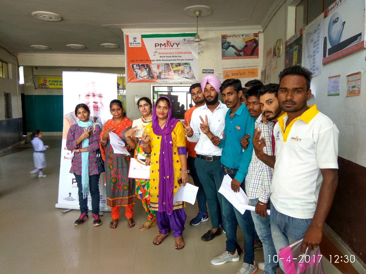 krnkk70's tweet photo. 2nd Rojgar Mela organized  @PMKVY2 on 4 oct. 2017 &amp; more students participated in this event.  @MSDESkillIndia @NSDCINDIA @RajivPratapRudy https://t.co/rxQgSEsx5X