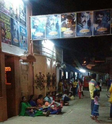 ForumReelz's tweet image. #1YearOfPulimuruganStorm One of our  best ever memories Ladies waiting for Night Special Shows on its 25th day🙏 The one &amp;amp; only Pulimurugan🙏🙌