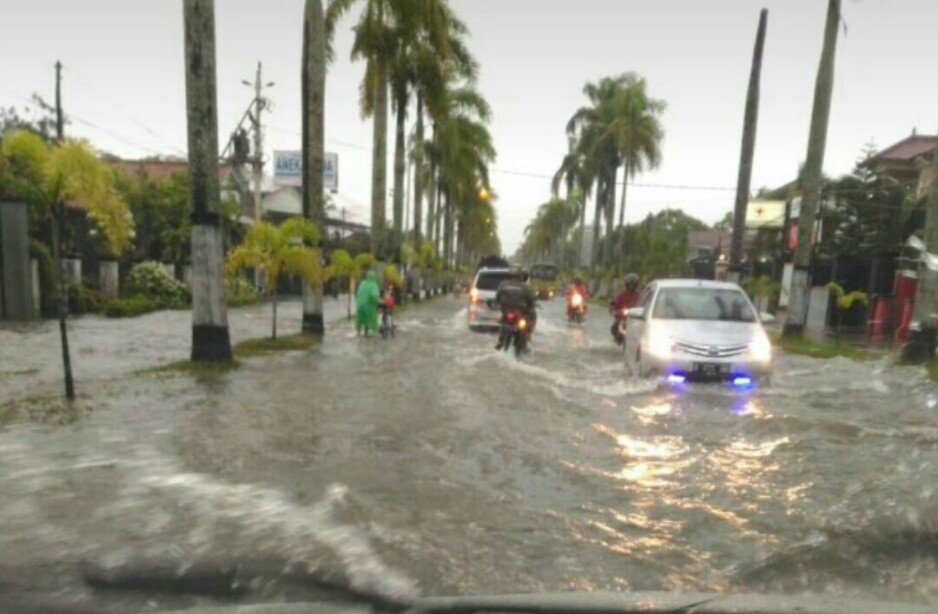 kangtoer's tweet photo. Hujan lebat pagi ini, mengakibatkan kawasan Cilacap - Jeruklegi dan sekitarnya banjir. https://t.co/HydpR9K48s