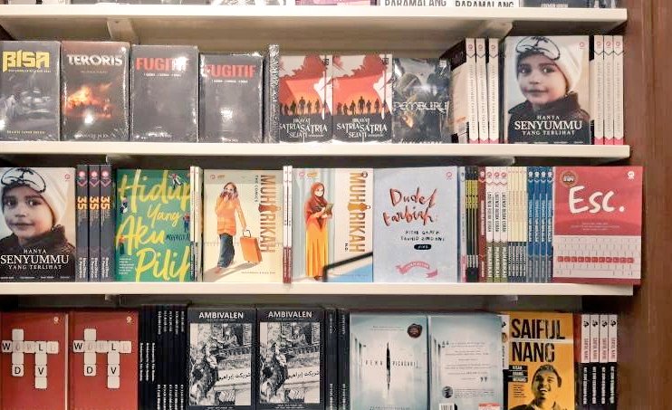 muharikah's tweet photo. 5 buku ditulis sewaktu saya masters. #hyap #komikmuharikah #muharikahho #LBU #SJ
Di mph alamanda bersama buku penulis @imanpublication lain https://t.co/7KXnKyIFMN