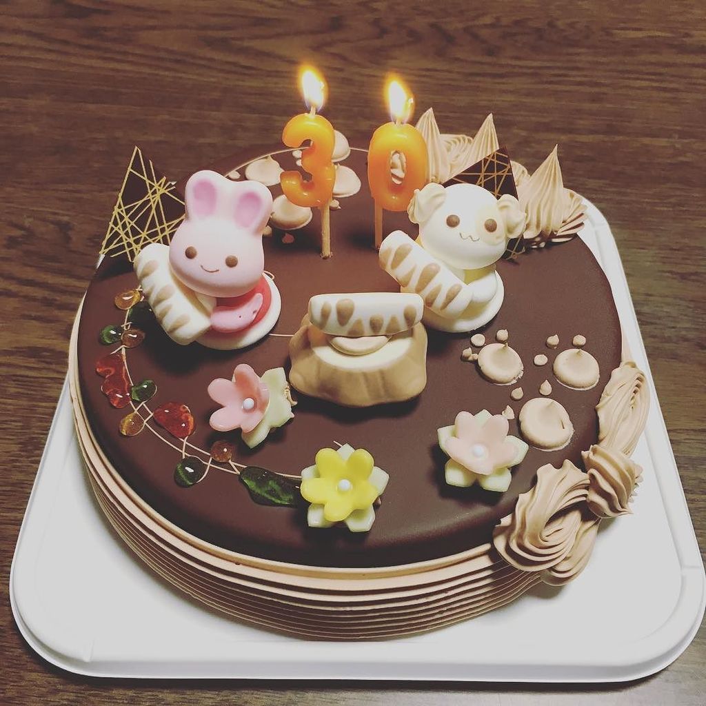ミヨシさん A Twitter うちの母親がケーキ買ってくれました 柳月で買ったので砂糖菓子の人形が三方六持ってて可愛い 柳月 ホールケーキ バースデーケーキ T Co I3oe3kyvs7