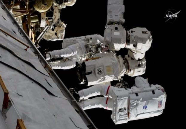 Bottlaeric's tweet photo. [Blog] Retour sur la sortie #EVA44 sur le Canadarm #ISS avec Randy Bresnik et Mark Vande Hei au top de leur forme!
https://t.co/n6IvpyfPzt https://t.co/6XB5X6Wchj