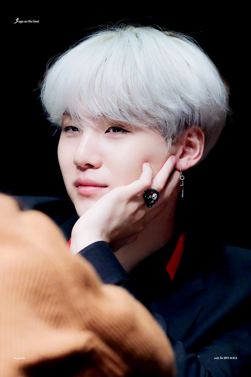 sugaonthebeat39's tweet photo. 171007 서초 팬싸 #SUGA #슈가 #민윤기 분위기, 눈빛, 자세 완벽함TT https://t.co/E7zHoSjnVE