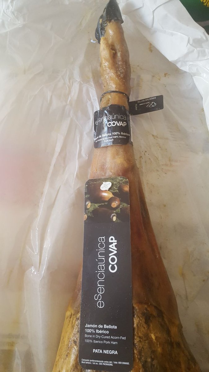 infojamoncortad's tweet photo. Inicio de jornada de corte en Toledo de manos de nuestro cortador  @elbisagras y @IbericosCOVAP 100%Ibérico Bellota más no se puede pedir. https://t.co/I10fNj7fUe
