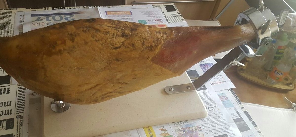 infojamoncortad's tweet photo. Inicio de jornada de corte en Toledo de manos de nuestro cortador  @elbisagras y @IbericosCOVAP 100%Ibérico Bellota más no se puede pedir. https://t.co/I10fNj7fUe