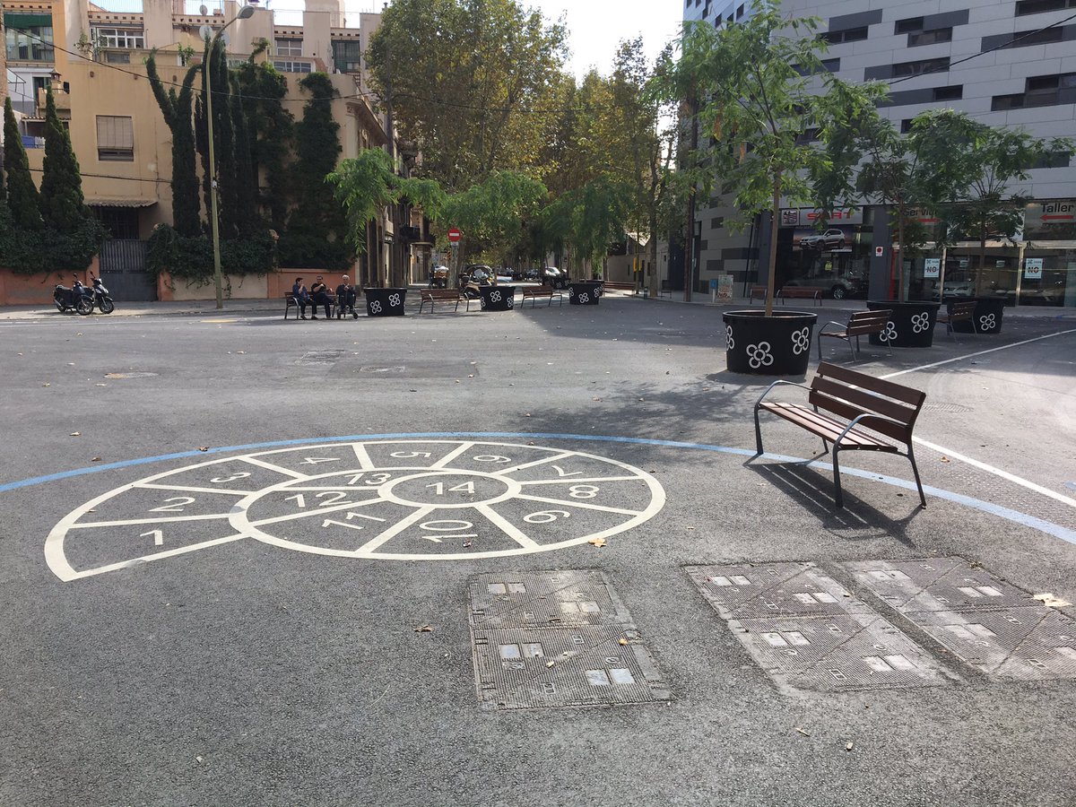 Zo simpel, zo goed: straten afsluiten, plantenbak, hinkelpad, bankje = superilla# Barcelona