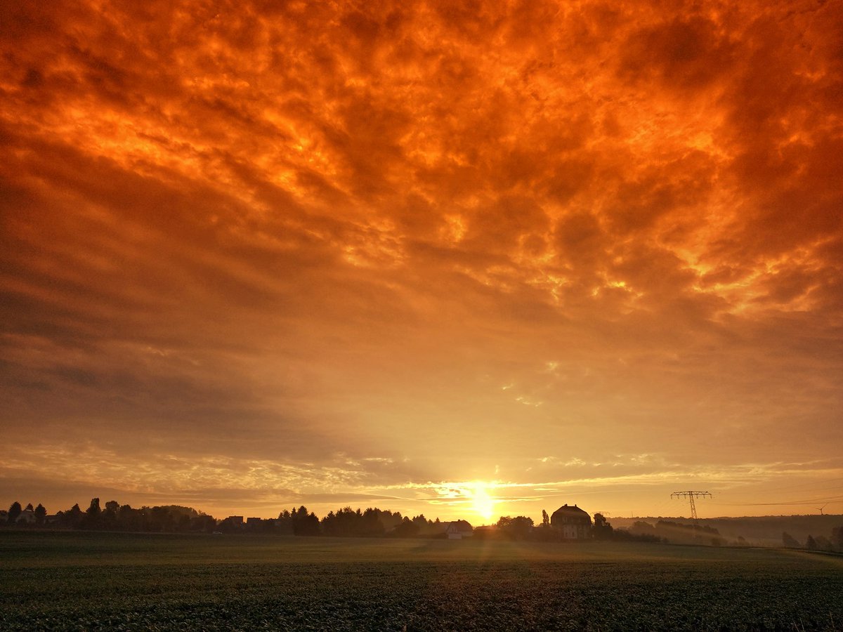 akarw's tweet photo. Kürzlich kurz nach Sonnenaufgang in Zwickau (Handyfoto). https://t.co/cZ8mGT6lMB