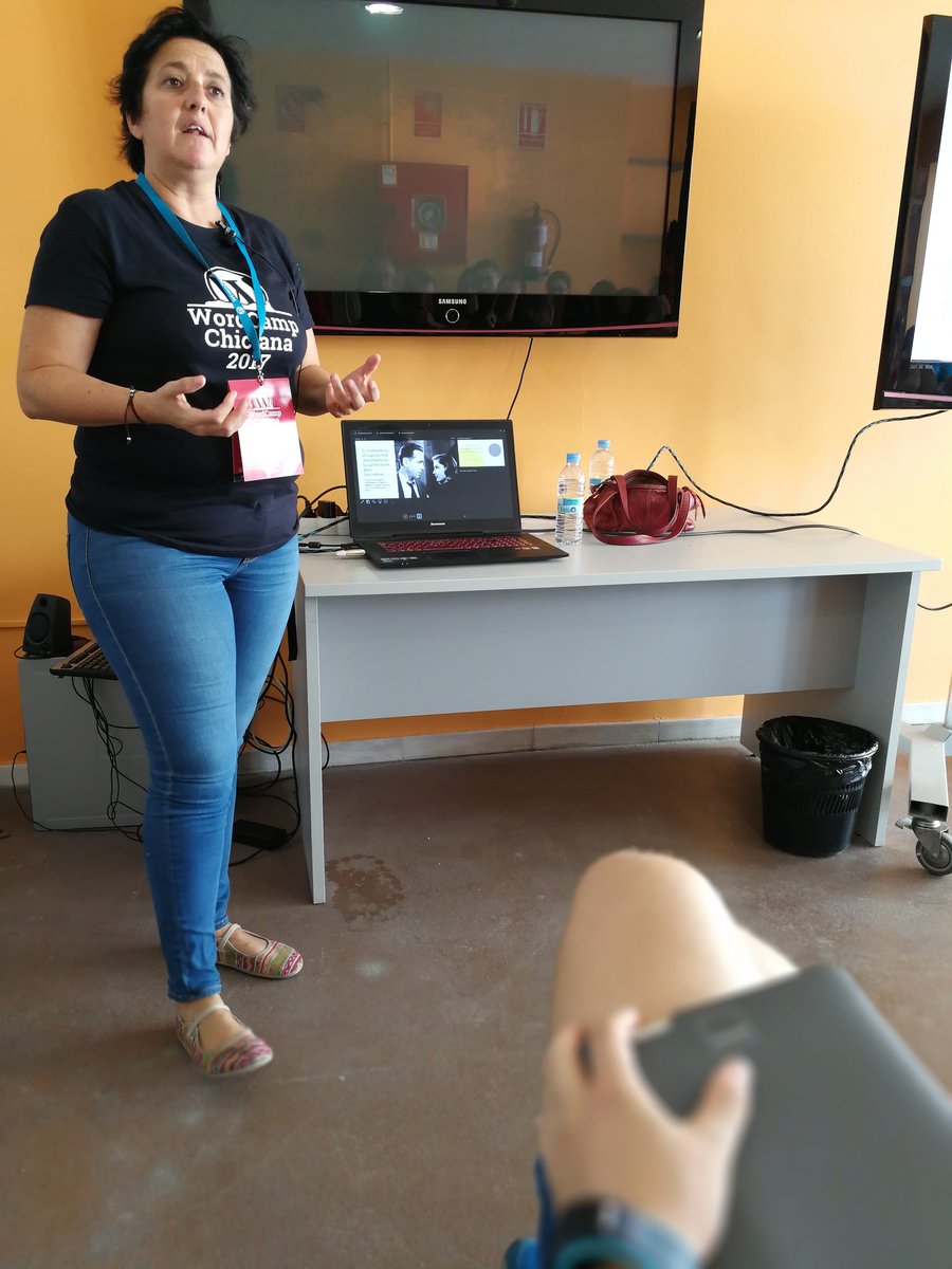 ignacio_conejo's tweet photo. Empieza el taller de @anaroski "Enamora a tu público sin olvidarte de #Google" .. con +- #Yoast (😉👏👏👏👏), #MarketerosNocturnos https://t.co/jfbIjKLme0