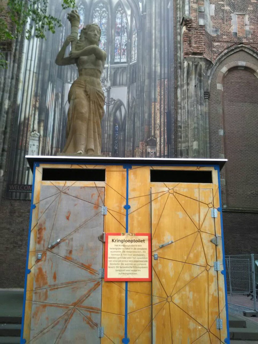 Met de kringlooptoiletkar bij de duurzame week Utrecht naast de Dom.