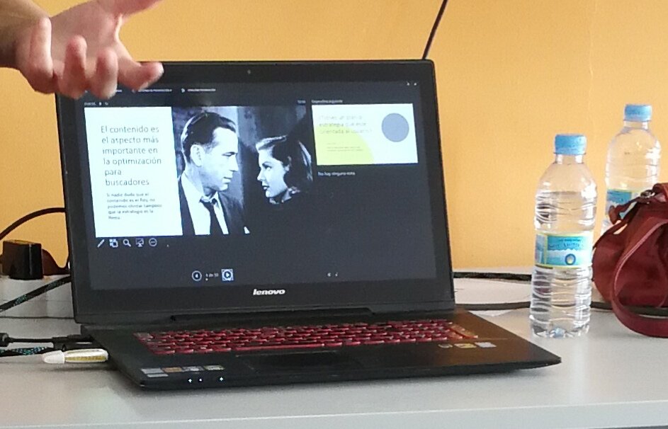 ignacio_conejo's tweet photo. Empieza el taller de @anaroski "Enamora a tu público sin olvidarte de #Google" .. con +- #Yoast (😉👏👏👏👏), #MarketerosNocturnos https://t.co/jfbIjKLme0
