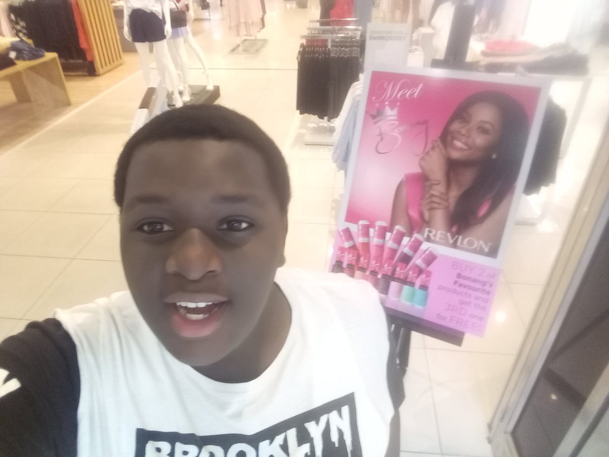 Sphelel49242479's tweet photo. @bonang_m  waiting for you bonang  in gateway #Beeforce https://t.co/LcpWzALW1n