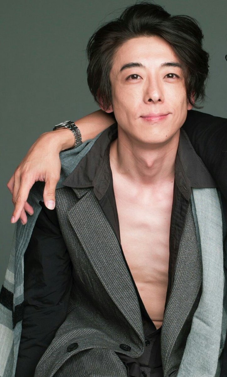 いつものイセクラ Pa Twitter 胸のところから脇腹へ向けて手をｽｽｽｽ ふふふ Fwf ﾌﾌﾌ って彼の顔覗き込んだら 悪い顔してるなぁwwww って笑ってたのに 次の瞬間ものすっごい色っぽい目してきて 私の後頭部を掌で寄せてキッスするんだな キッス